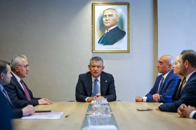 Özgür Özel ve beraberindeki isimler toplantı masasında oturuyor.