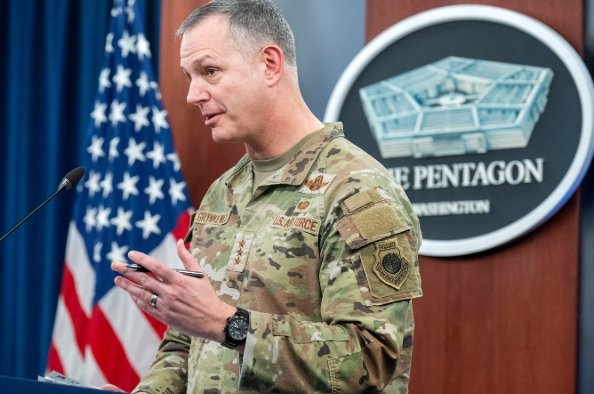 Pentagon kürsüsünde konuşan askeri üniformalı bir ABD komutanı.