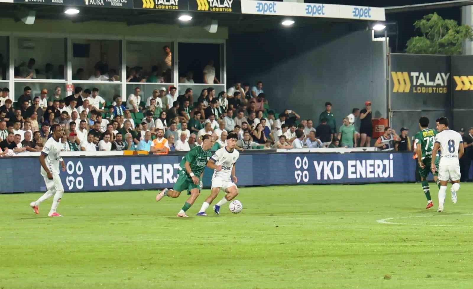 Bodrum FK-Bursaspor maçından oyun içi mücadele görüntüsü.