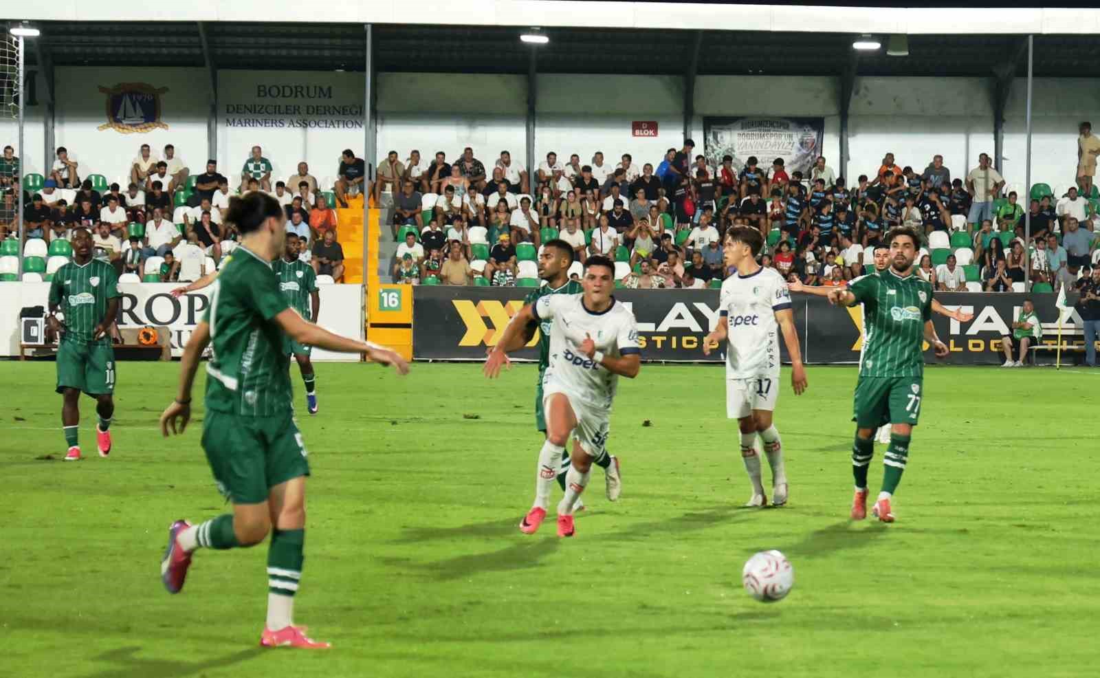 Bodrum FK ve Bursaspor futbolcularının orta alandaki mücadelesi.