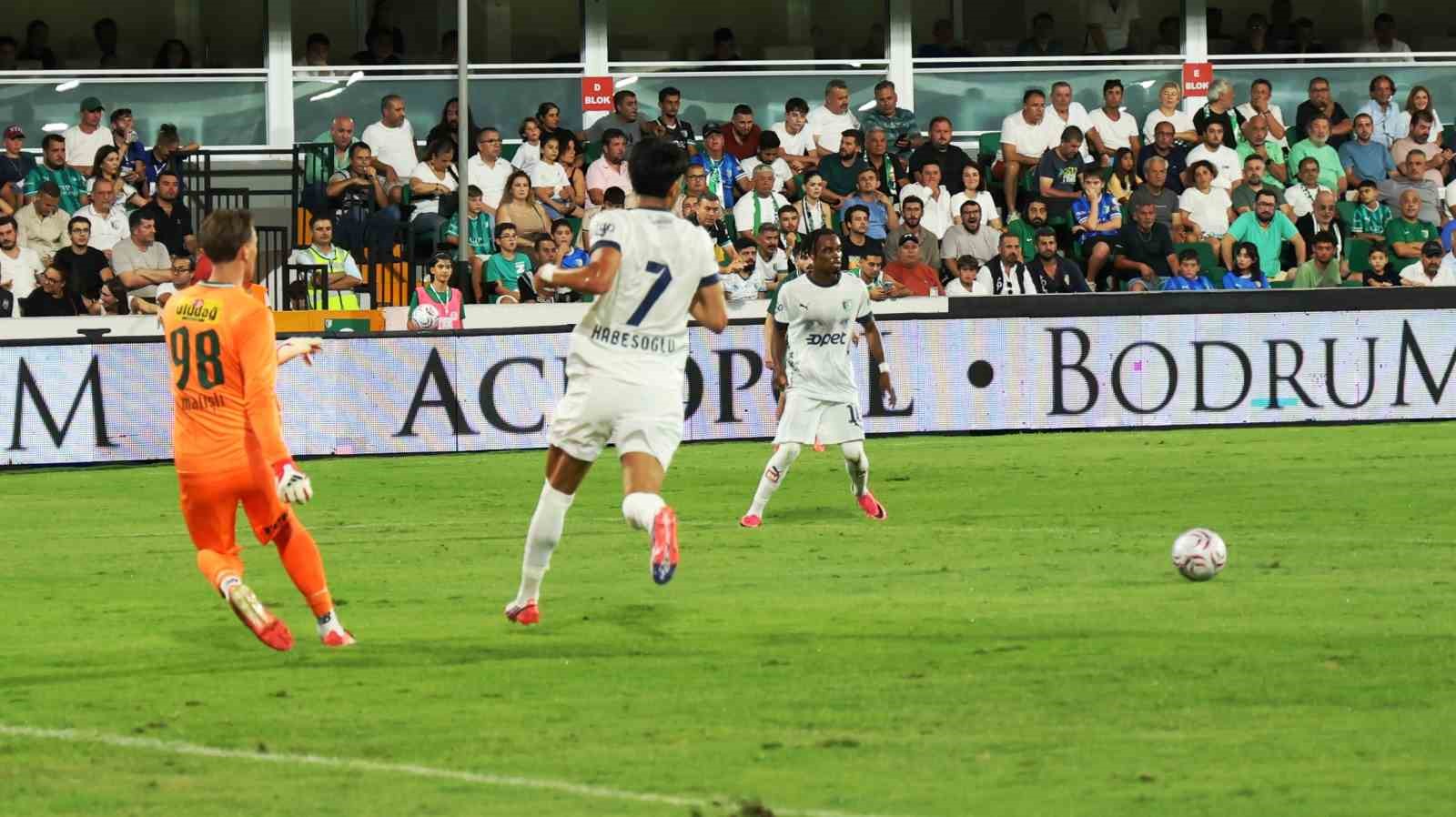 Bodrum FK kalecisi ve savunma oyuncularının oyunu başlatmaya hazırlandığı an.