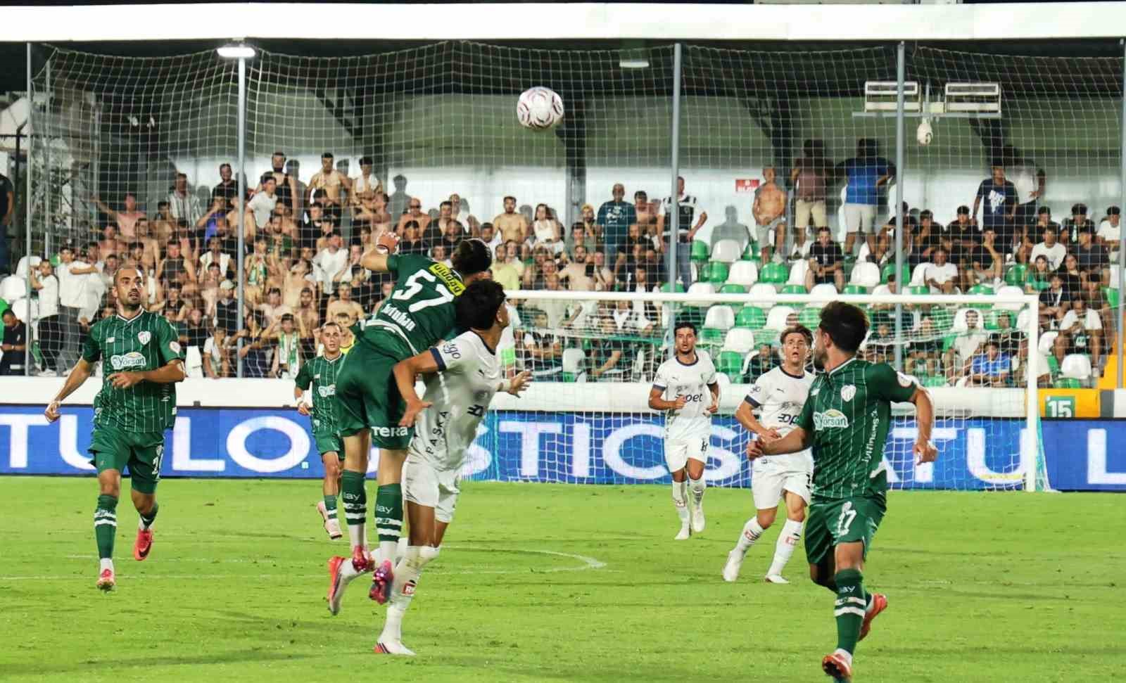 Ceza sahası çevresinde hava topu mücadelesi veren futbolcular.