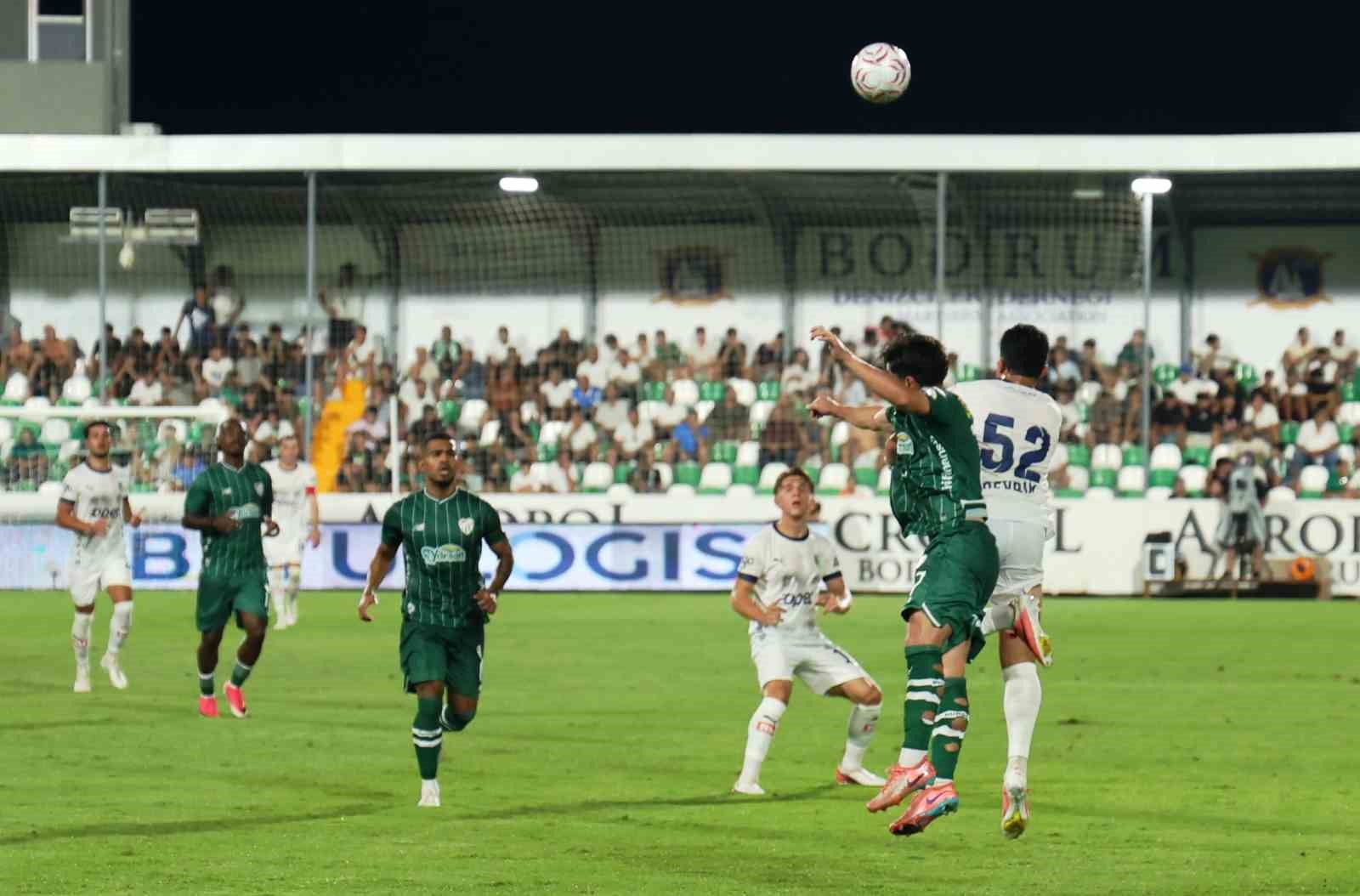 Bodrum FK-Bursaspor maçında hava topu mücadelesi.