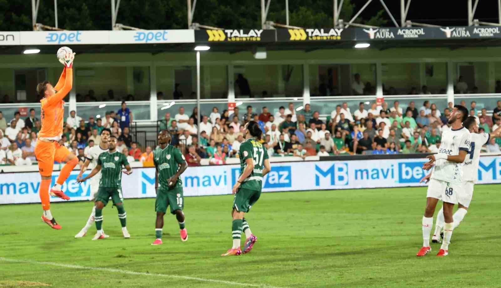 Bodrum FK kalecisinin yüksek topa müdahale ettiği an.