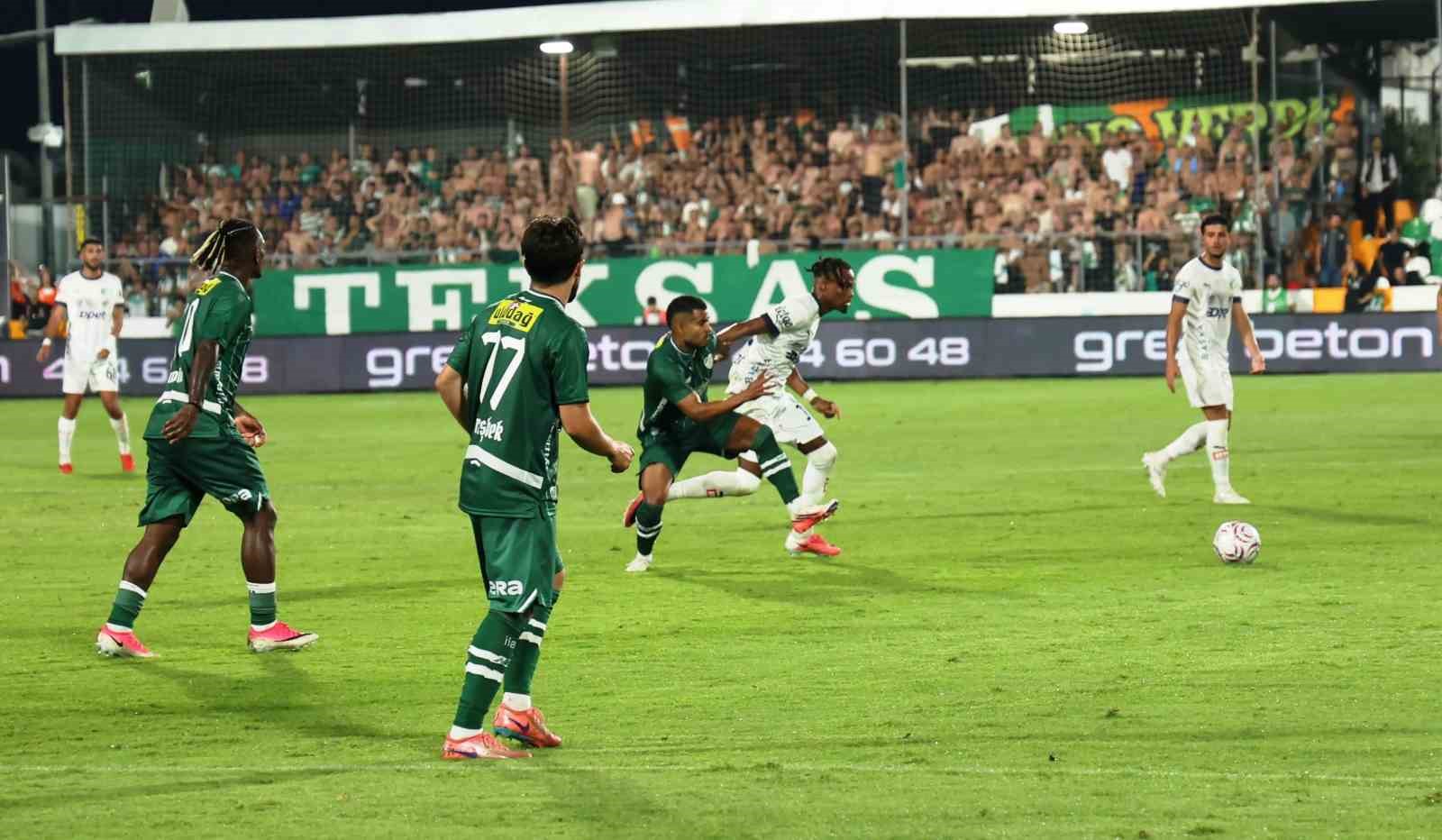 Bursasporlu ve Bodrum FK’li futbolcuların kanat bölgesindeki mücadelesi.