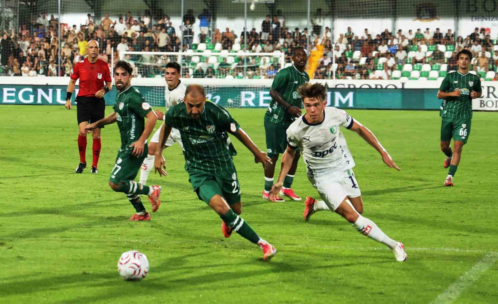 Ceza sahası çevresinde koşu yapan Bodrum FK ve Bursaspor futbolcuları.