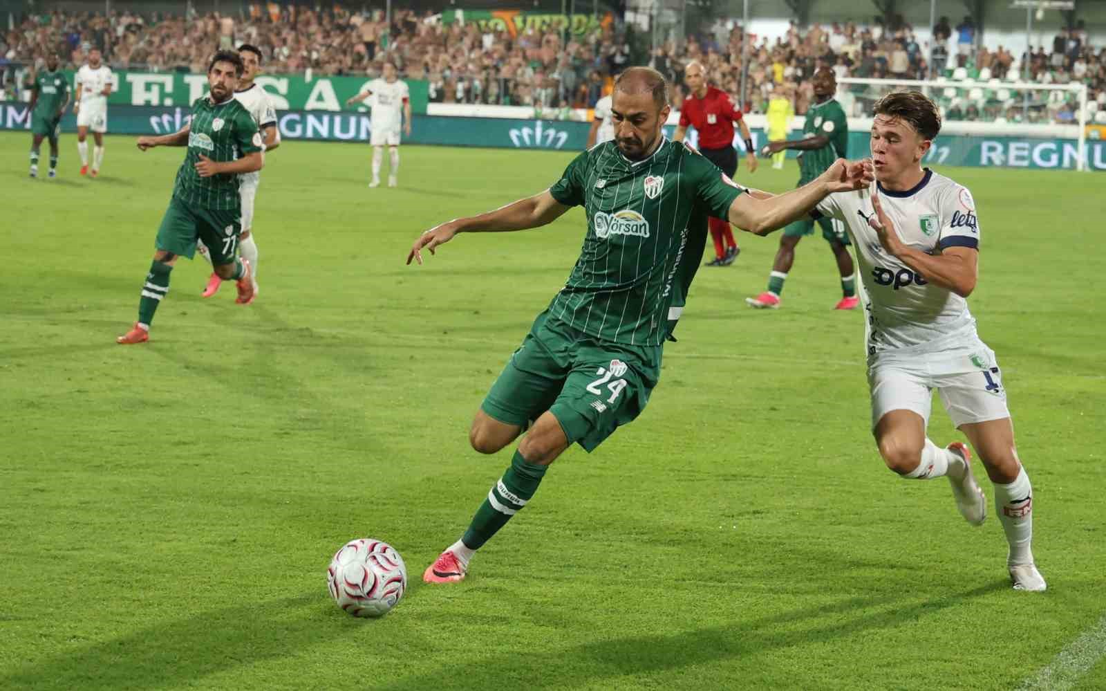 Bursasporlu futbolcunun topu kontrol ettiği ve rakibiyle mücadele ettiği an.