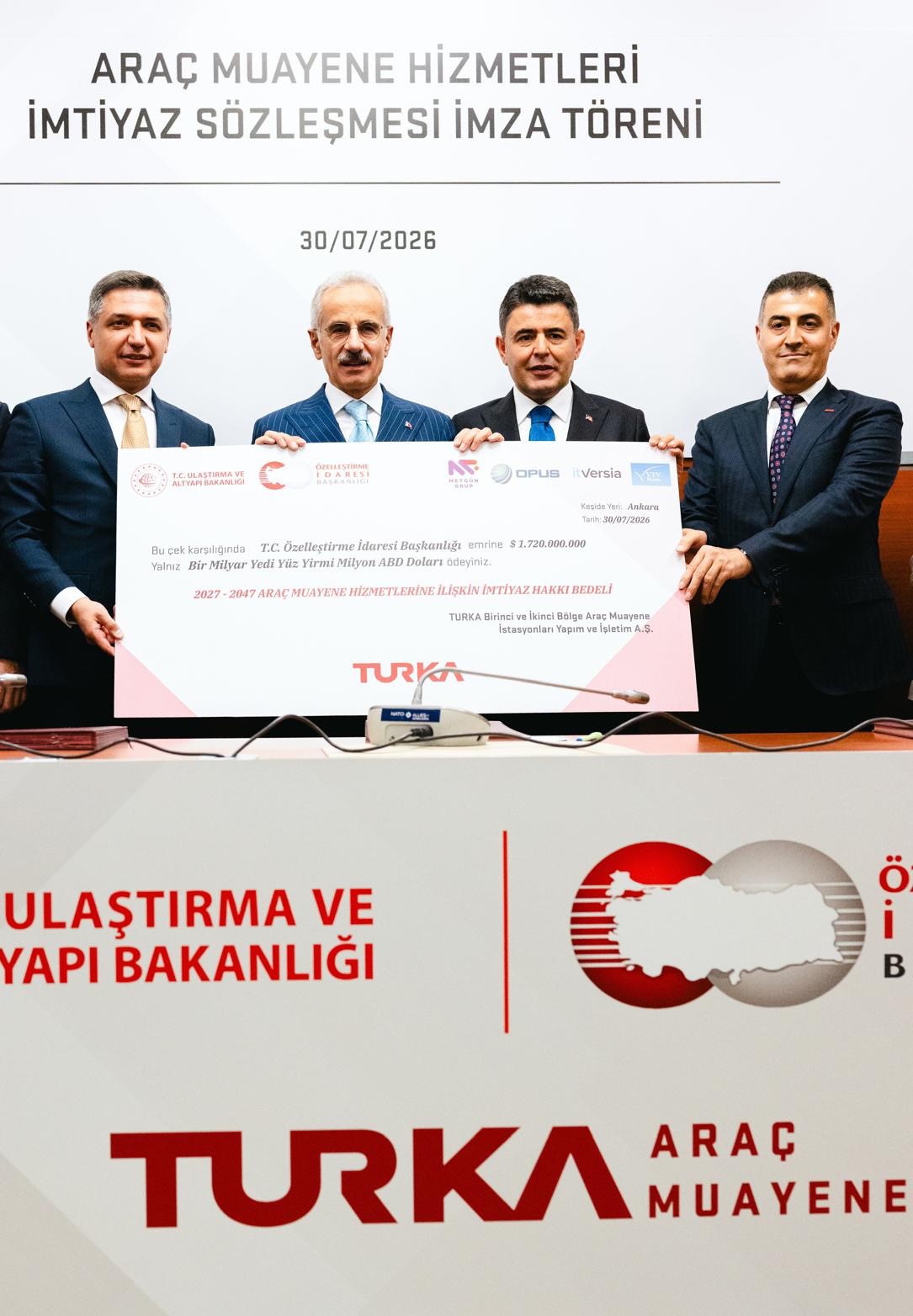 Araç muayene hizmetleri imtiyaz sözleşmesi imza töreninde yetkililer ve TURKA temsilcileri.