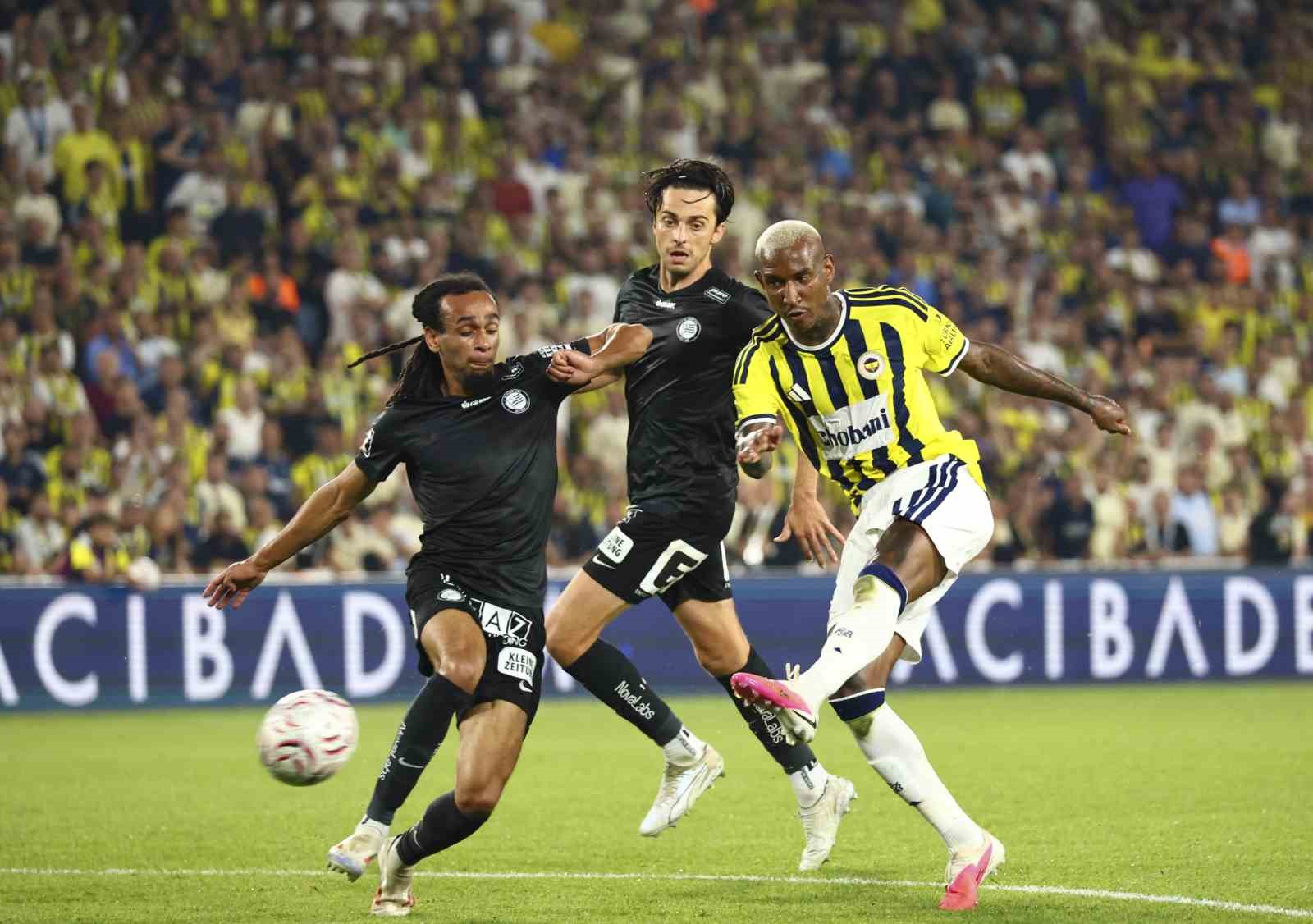 Fenerbahçe ile Sturm Graz arasında oynanan ilk maçtan mücadele görüntüsü.