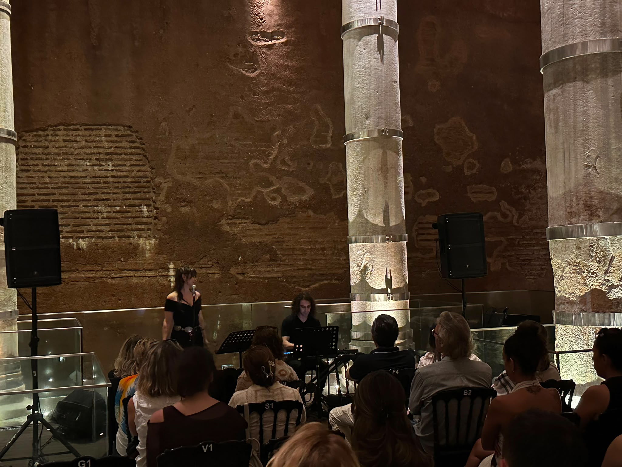 Şerefiye Sarnıcı’nda izleyiciler karşısında gerçekleştirilen müzik performansı.