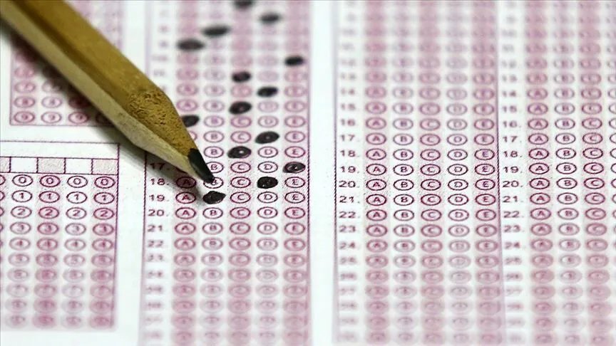 Optik cevap kağıdı üzerinde kalem bulunan sınav görseli.