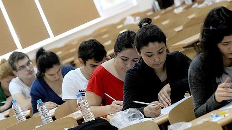 Sınav salonunda yazılı sınava giren öğrenciler.