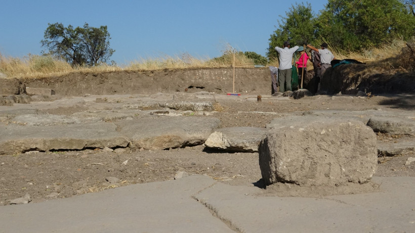 Troya’daki kazı alanında taş döşeme ve toprak kesitlerinin yakından görünümü.