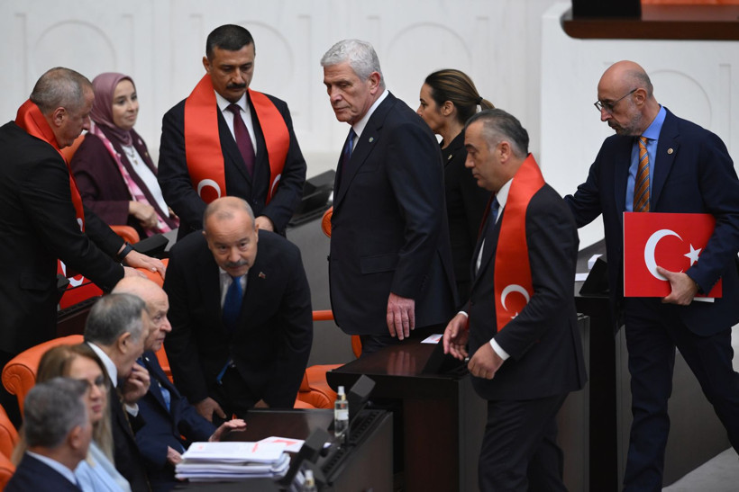 TBMM Genel Kurulu'nda Müsavat Dervişoğlu ve İYİ Partili milletvekilleri.