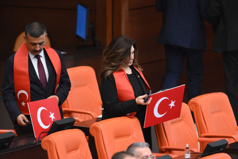 TBMM Genel Kurulu'nda Türk bayrağı taşıyan ve bayraklı atkı takan milletvekilleri.