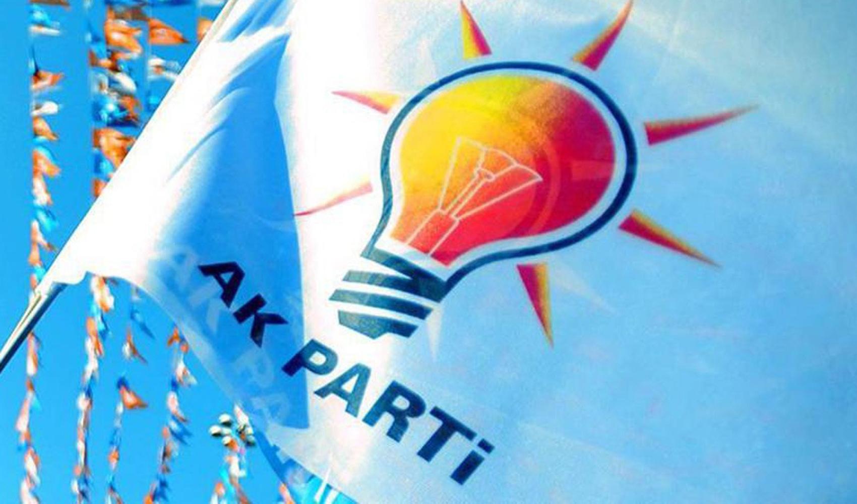 AK Parti bayrağı ve parti ambleminin yer aldığı görsel.