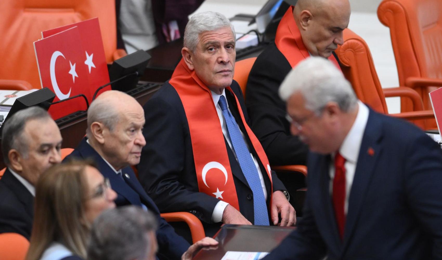 İYİ Partili vekiller Meclis’te Türk bayraklarıyla