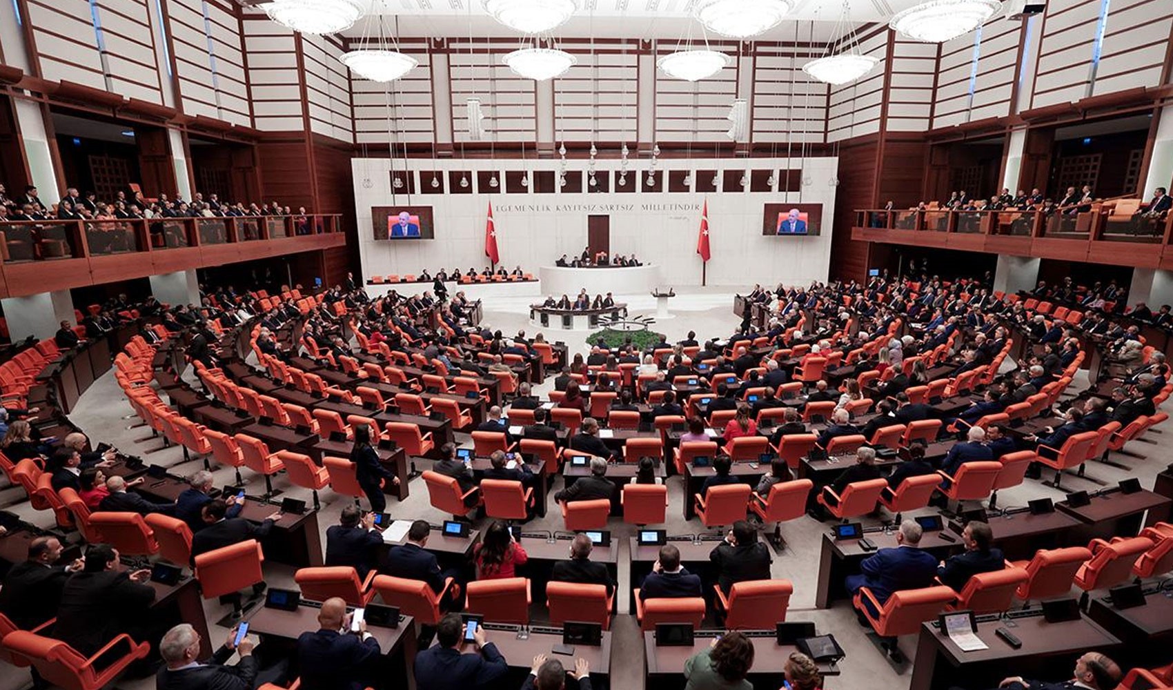 Lozan Anlaşması'na, Sevr’in yıldönümünde, Gazi Meclis aracılığıyla meydan okuma