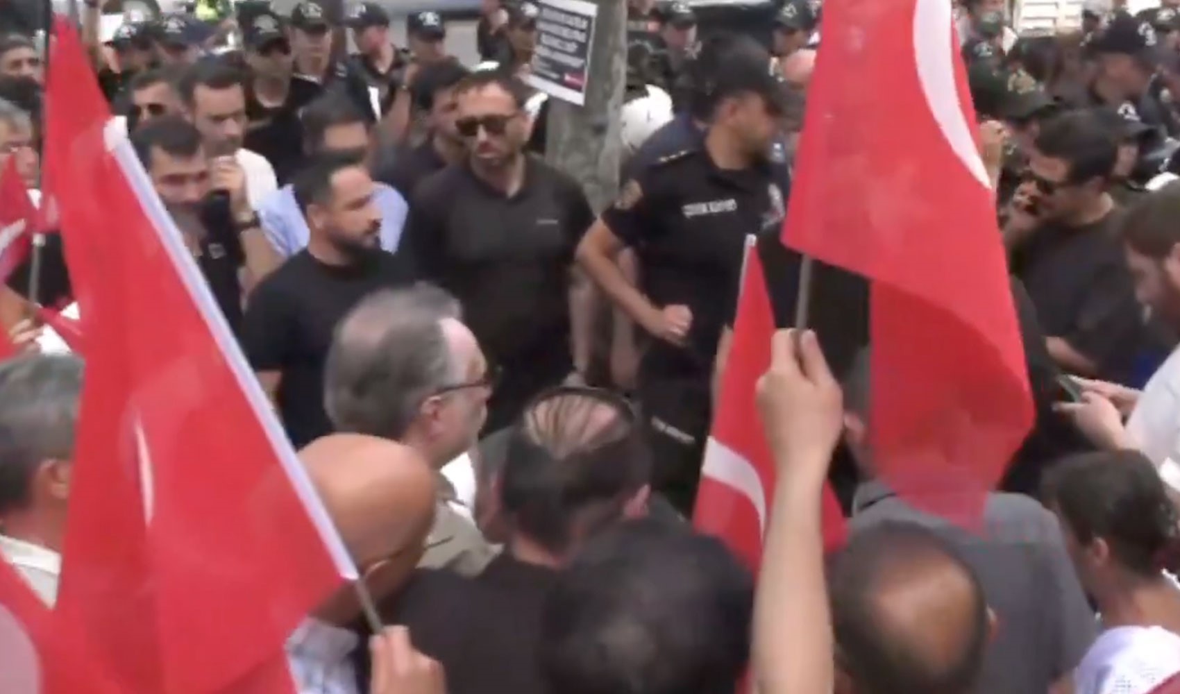 Meclis'e yürümek isteyen gazilere polis barikatı!