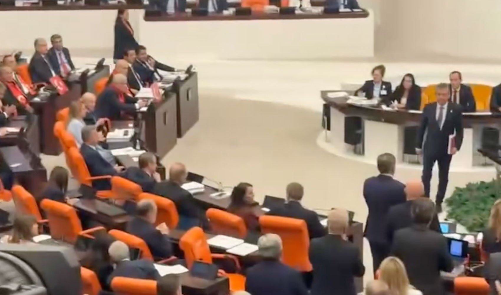 Meclis'te dikkat çeken anlar: Özgür Özel çerçeve yasaya 'evet' dedi Devlet Bahçeli alkışladı