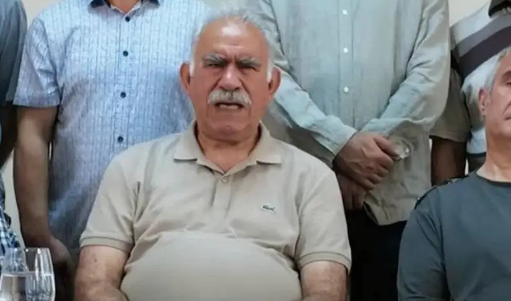 Teröristbaşı Öcalan’ın İmralı’daki aile görüşmesinden fotoğraf! 10 ay sonra paylaşıldı