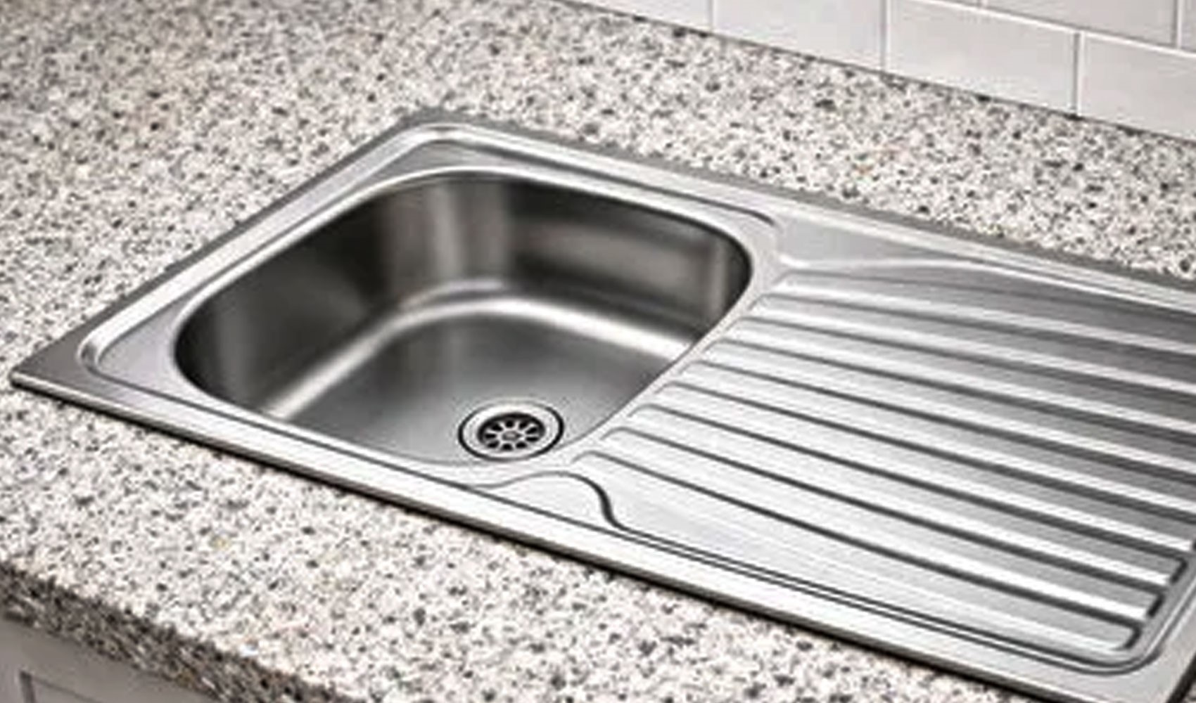 Lavabo açıcı bomba gibi patladı: 6 yaralı