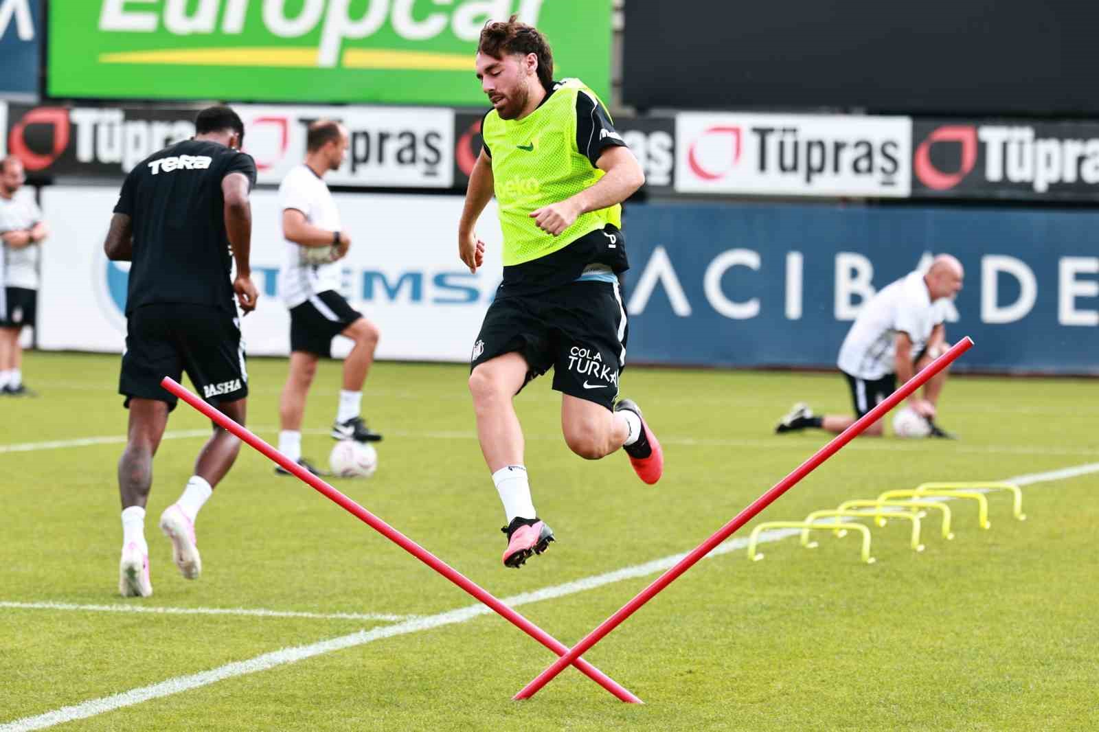 Beşiktaşlı futbolcular antrenmanda kondisyon çalışması yapıyor.