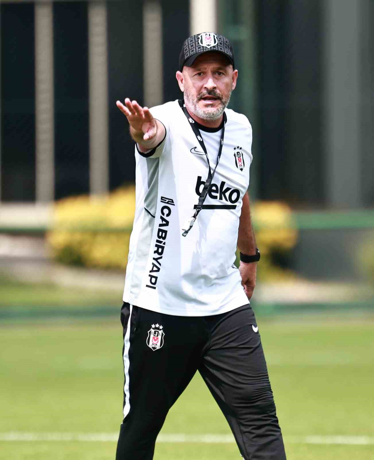 Beşiktaş Teknik Direktörü Vincenzo Italiano antrenmanda oyuncularına talimat veriyor.