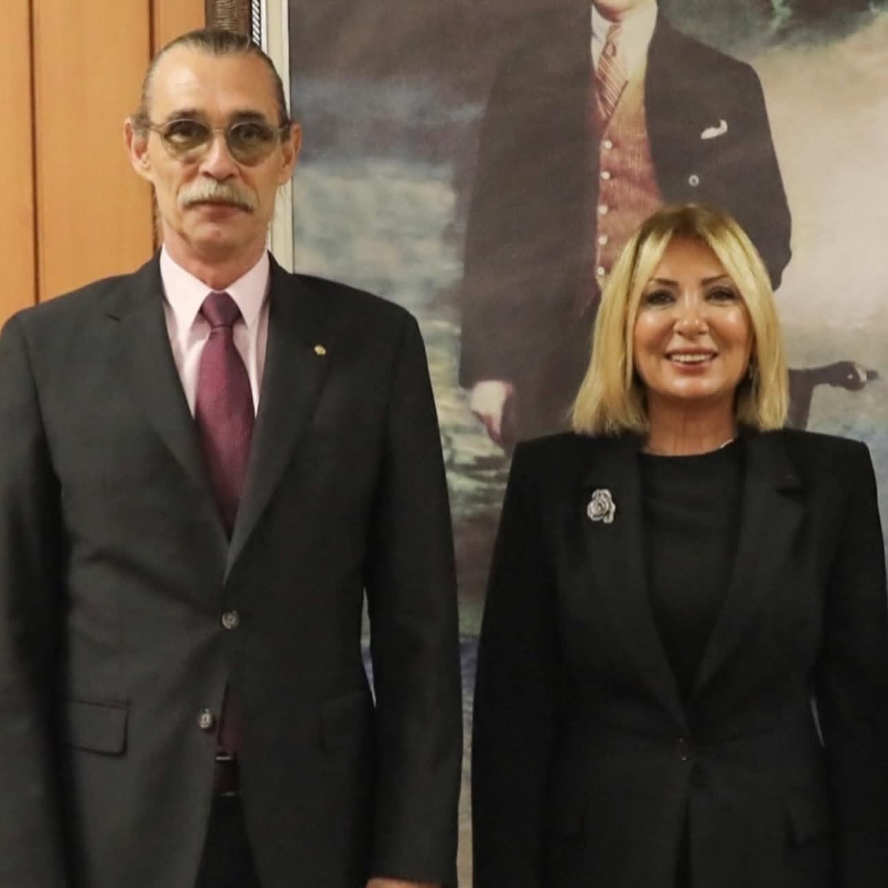 Etimesgut Belediye Başkanvekili seçilen Seda Dilber ve Erdal Beşikçioğlu’nun yer aldığı fotoğraf.