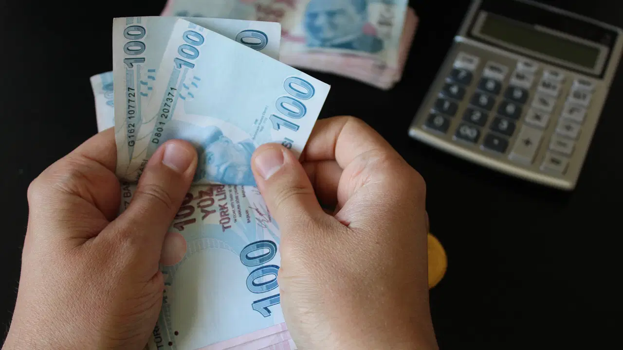 Hesap makinesi yanında Türk lirası sayan eller