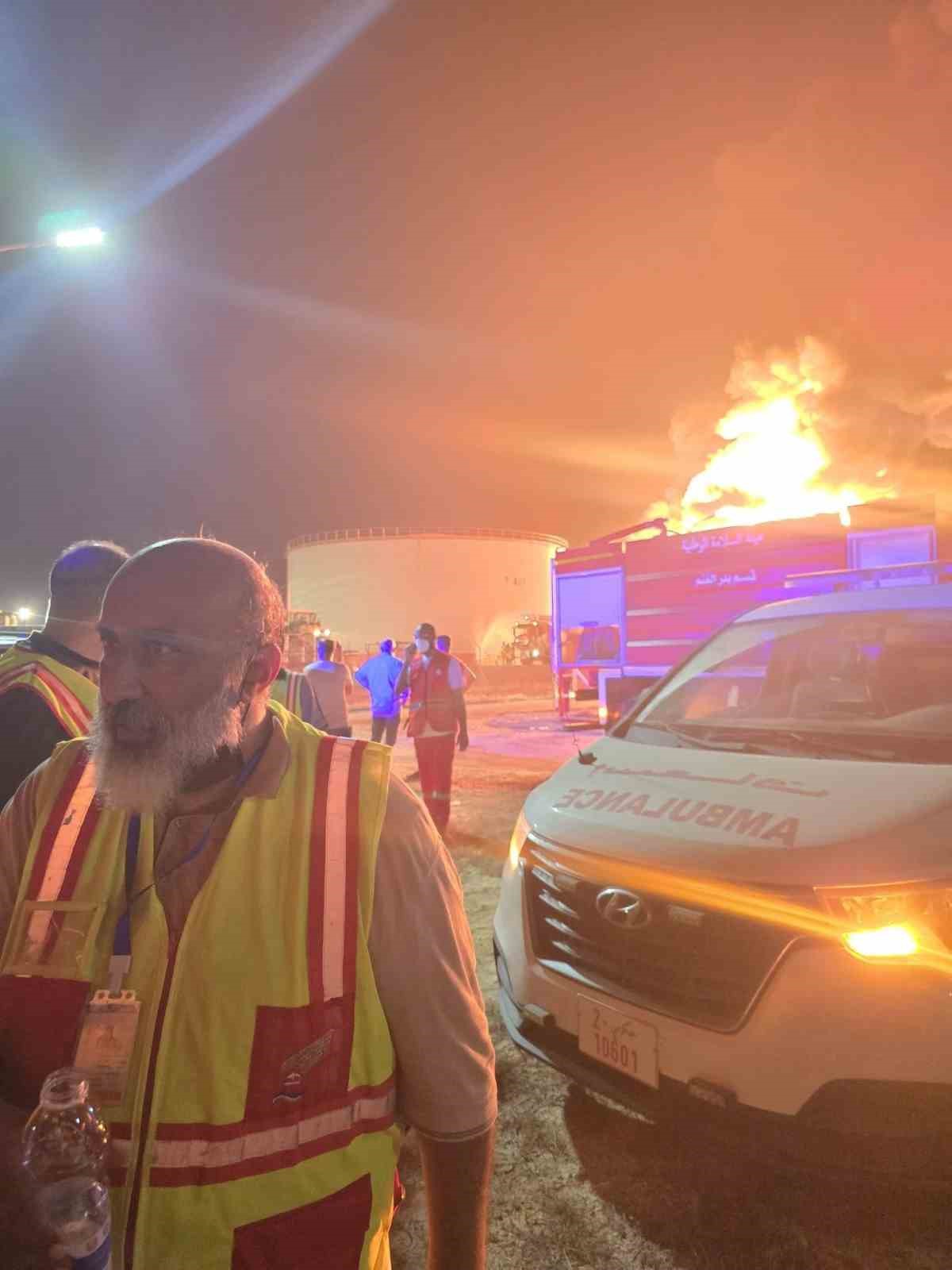Zawiya Rafinerisi’nde yangın bölgesinin yakınında ambulans ve görevliler.