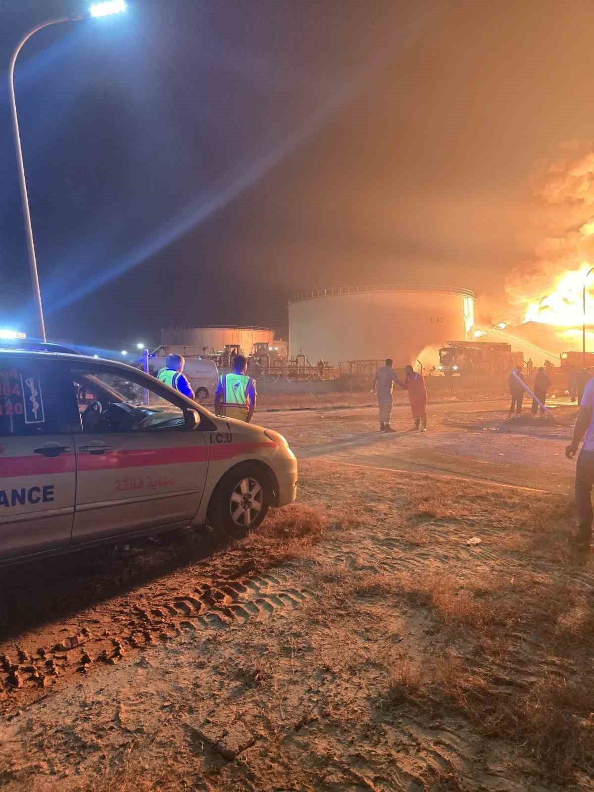 Zawiya Rafinerisi’nde yanan yakıt tankı bölgesine yakın noktada ambulans ve müdahale ekipleri.