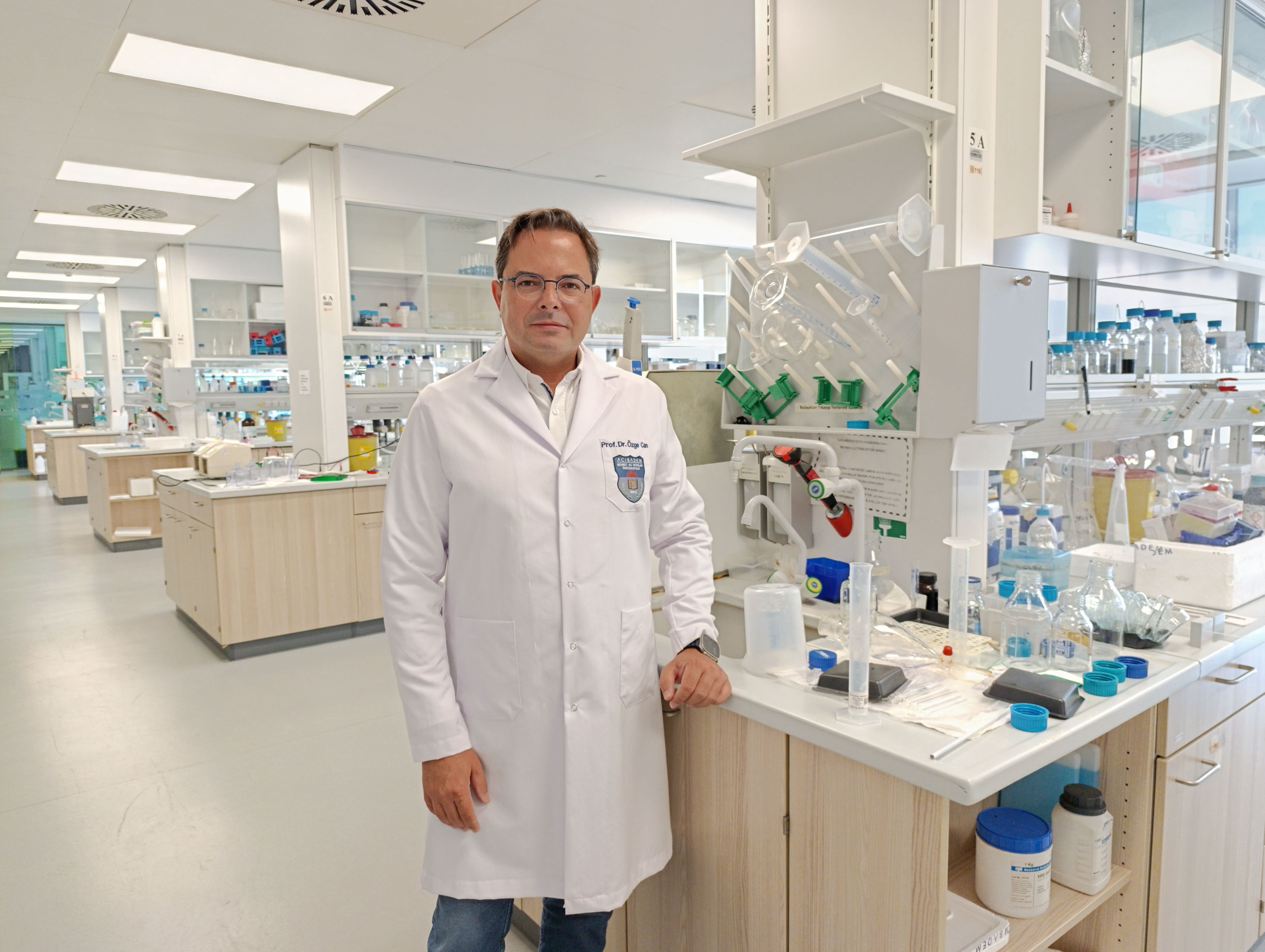 Laboratuvar ortamında beyaz önlükle duran Prof. Dr. Özge Can.