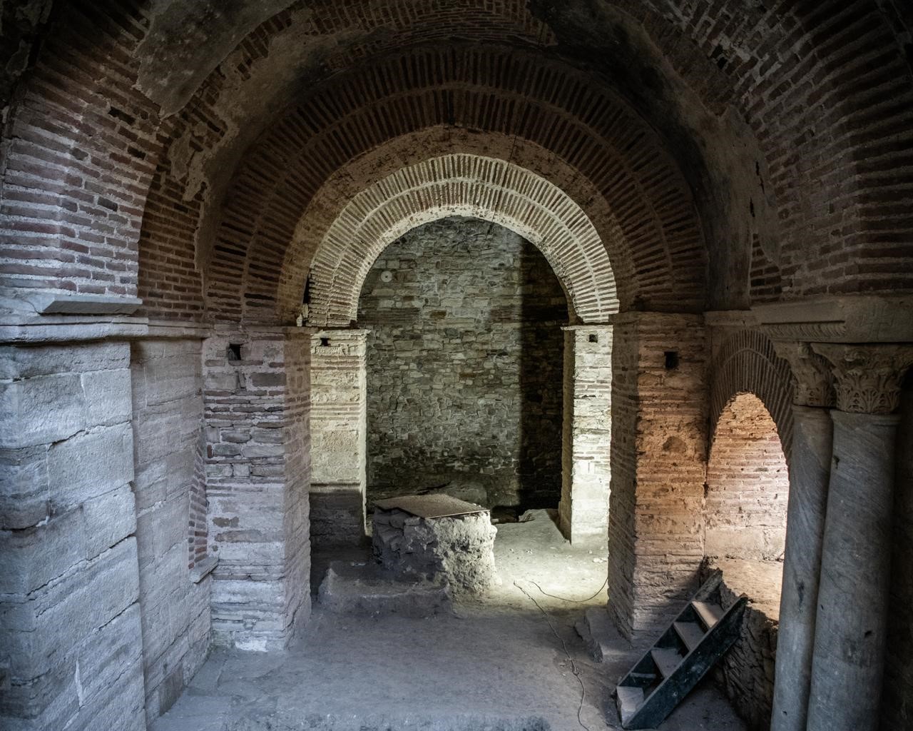Kadıkalesi-Anaia Höyüğü’nde tuğla kemerli, taş ve tuğla örgülü tarihi iç mekân kalıntısı.