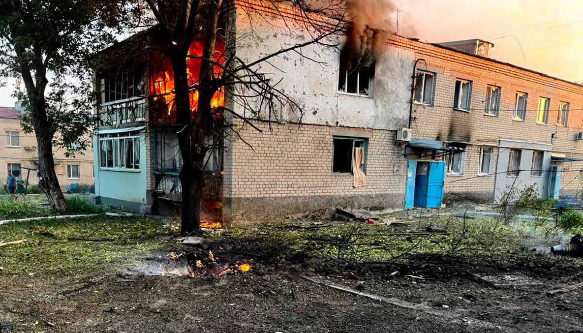 Saldırı sonrası hasar gören ve bir bölümünde yangın çıkan apartman binası.