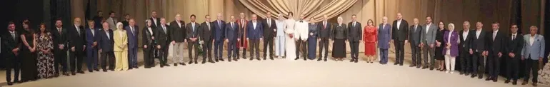 Nursena Say ile Fatih Kaynarca’nın nikâh töreninde çift ve davetliler sahnede birlikte görülüyor.