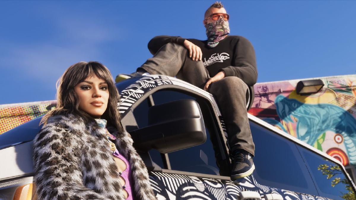 GTA 6 görselinde bir aracın yanında ve üzerinde duran iki karakter yer alıyor.