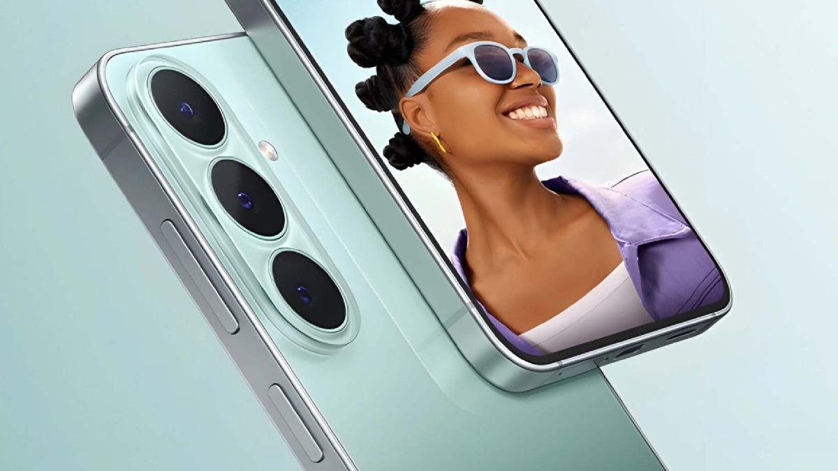 Açık mavi renkli üç kameralı Samsung telefon görseli ve ekranda selfie çeken bir kişi.