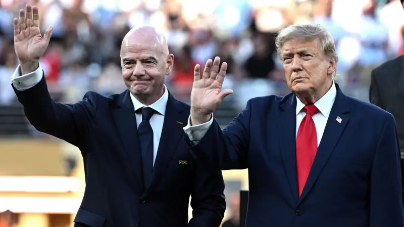 FIFA Başkanı Gianni Infantino ve ABD Başkanı Donald Trump el sallıyor.