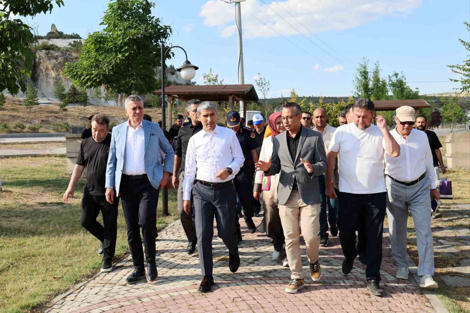 Afyonkarahisar Valisi Dr. Naci Aktaş ve beraberindeki heyet, Emre Gölü çevresindeki etkinlik alanında incelemelerde bulunuyor.