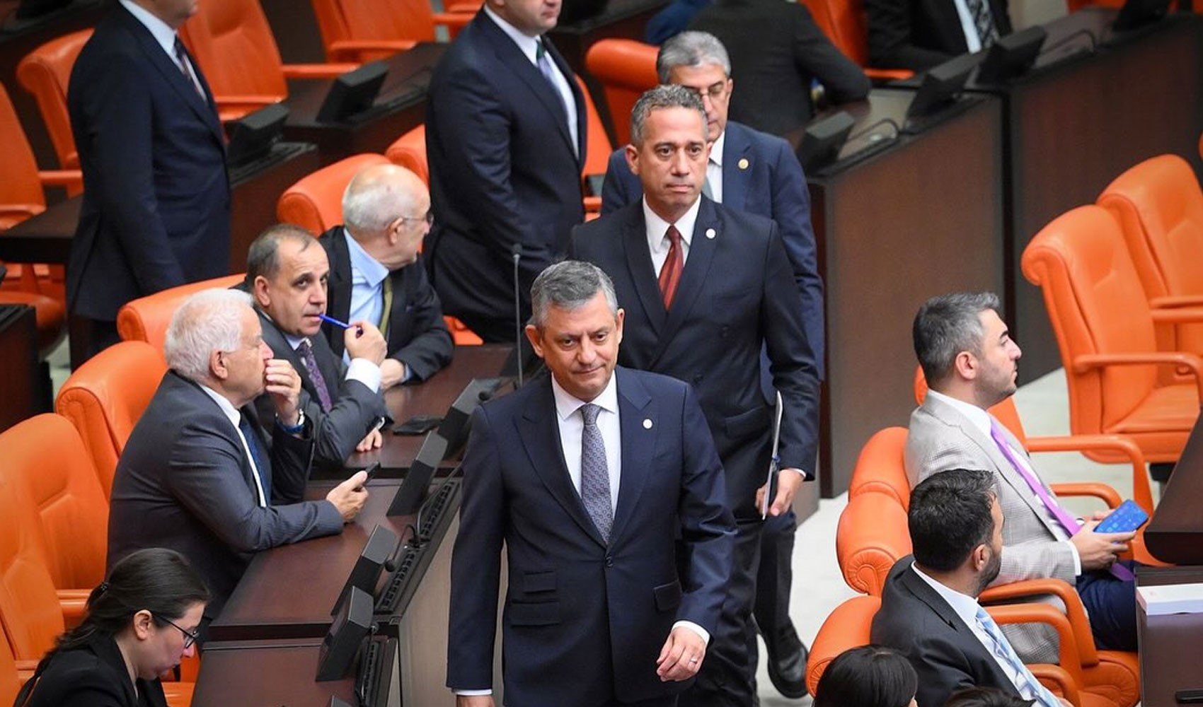 YENİ Parti'de 35 vekil evet oyu vermişti: Özgür Özel'in kapalı grup toplantısındaki çerçeve yasa talimatı kulislerden sızdı!