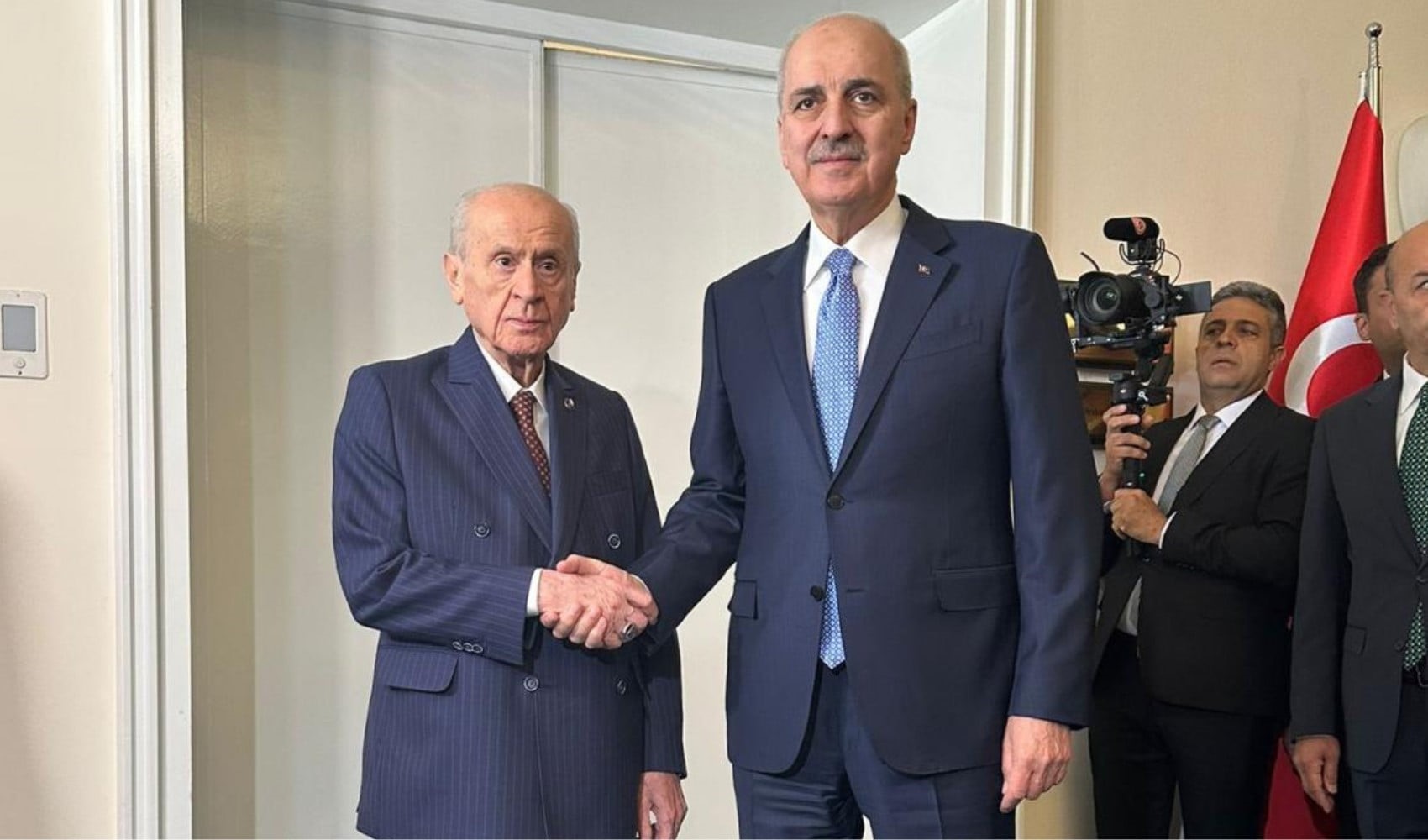 Bahçeli'den Kurtulmuş'a çerçeve yasa için özel hediye