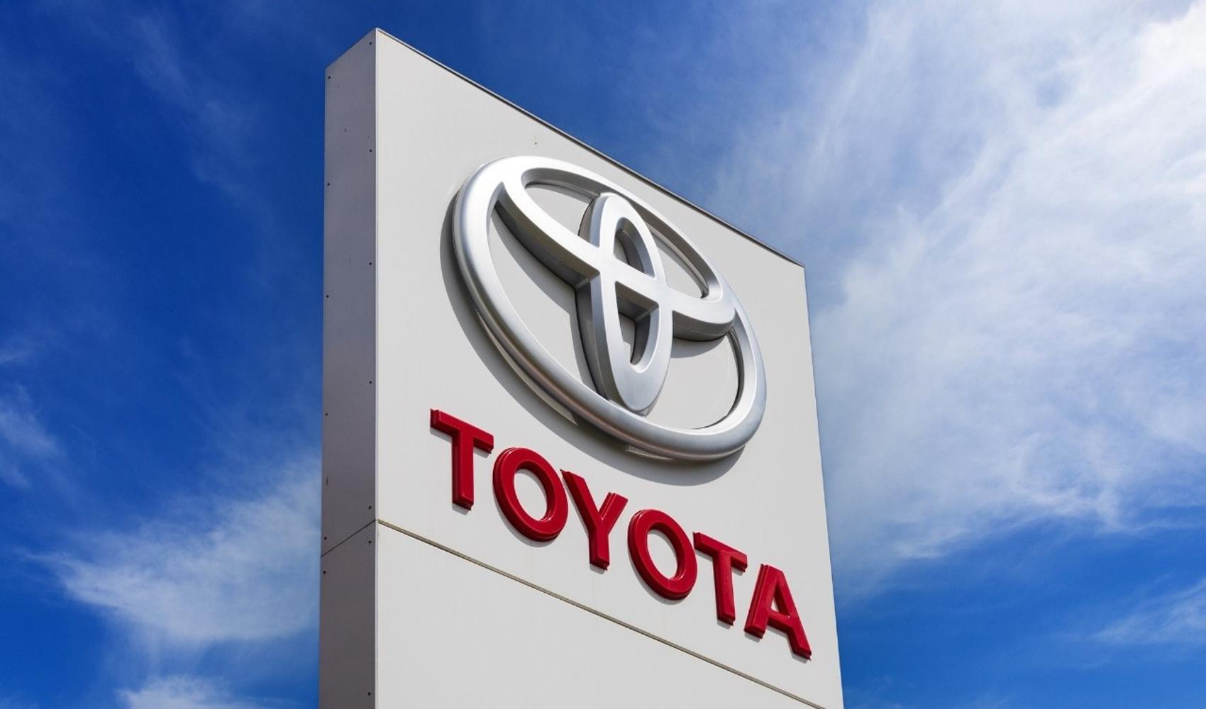 Toyota richiama oltre 508 mila Camry Hybrid negli Stati Uniti per un difetto software