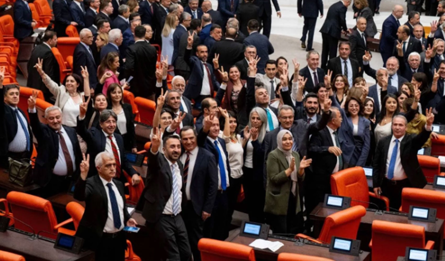 Ümit Özdağ comments on 'victory' sign by DEM Party MPs: I think they are right