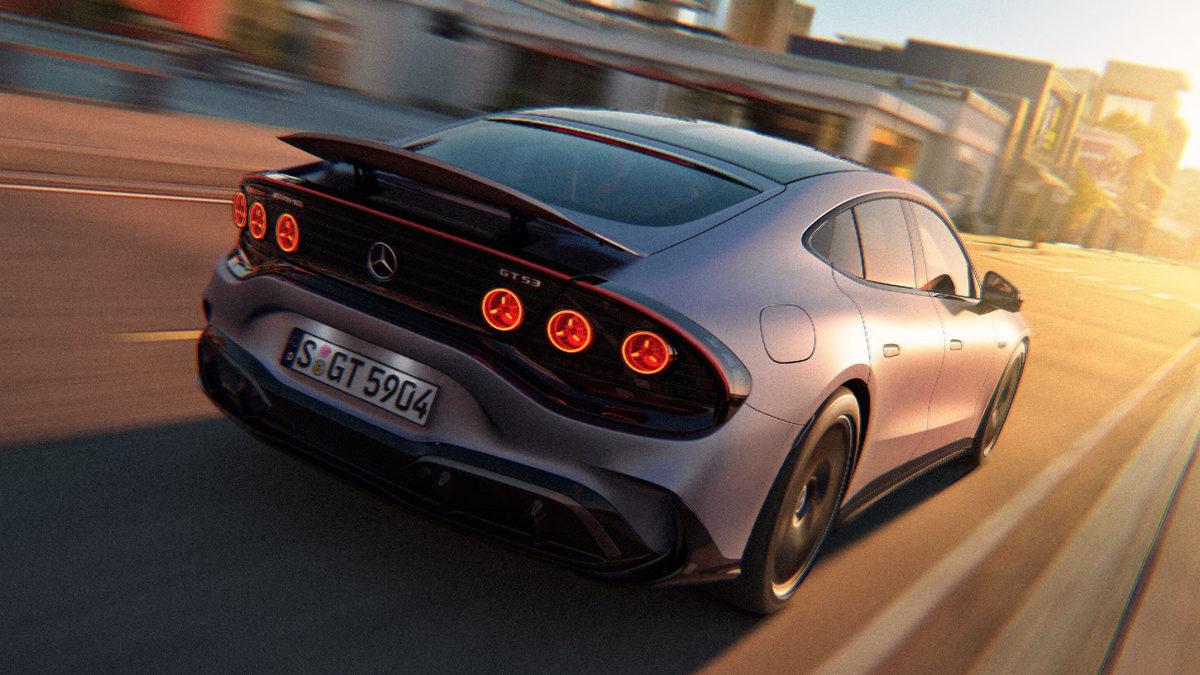 Mercedes-AMG GT 53’ün yolda hareket halindeki arka açıdan görünümü.