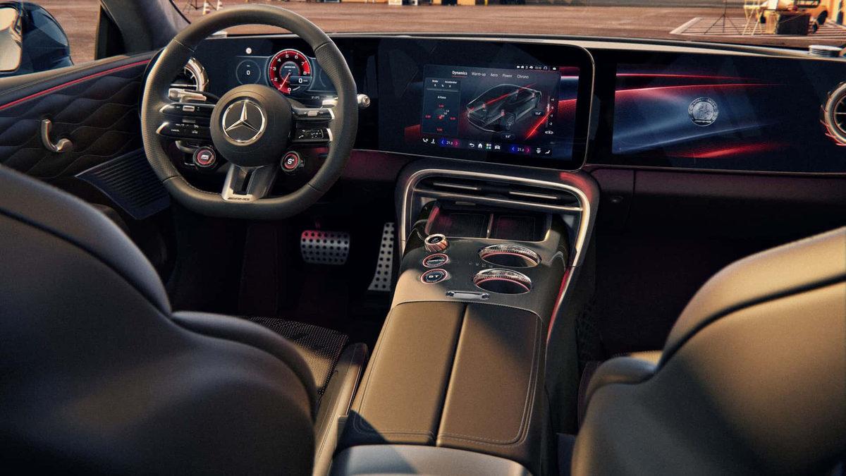 Mercedes-AMG GT 53’ün direksiyon, orta konsol ve dijital ekranlarını gösteren iç mekân görseli.