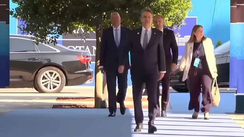 Yunanistan Başbakanı Kiryakos Miçotakis yürürken görülüyor.