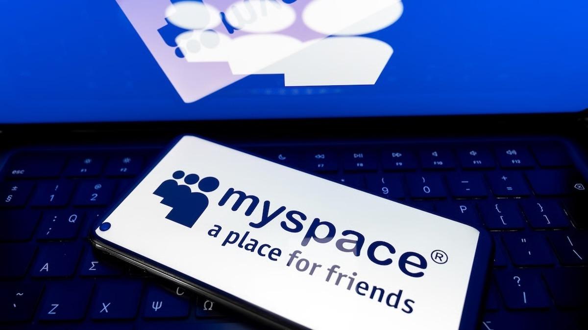MySpace logosunun yer aldığı bir telefon ekranı ve klavye görüntüsü