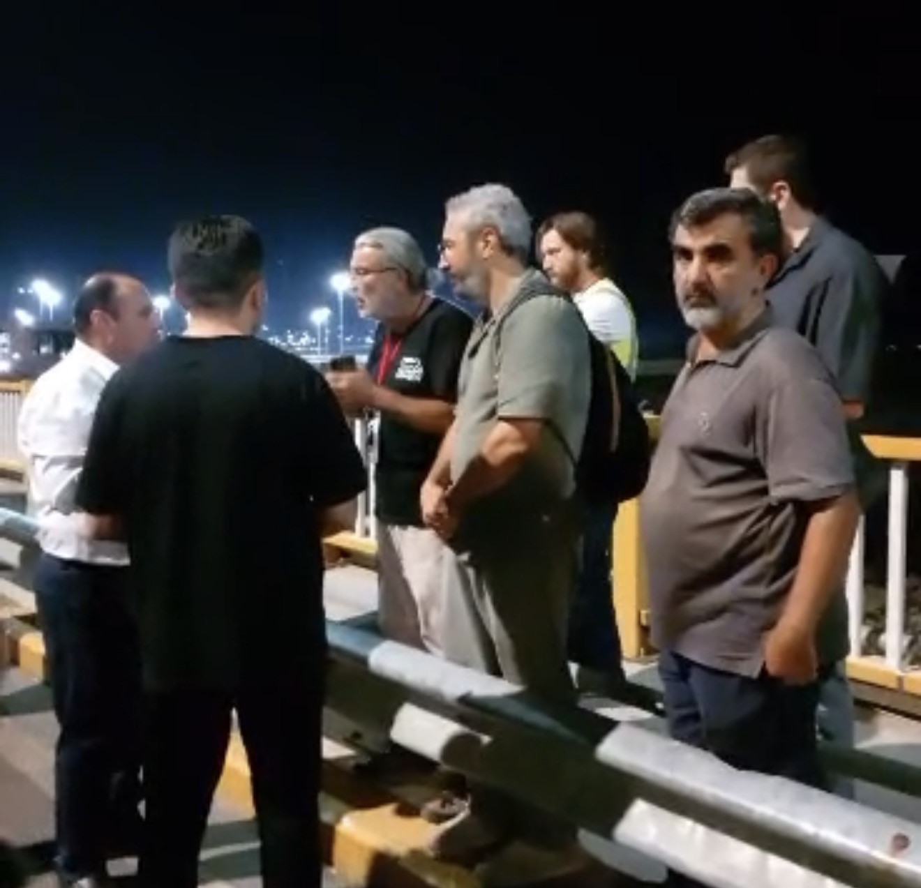 Sınır kapısında aktivistler ve görevliler arasında görüşmelerin sürdüğü anlar görülüyor.