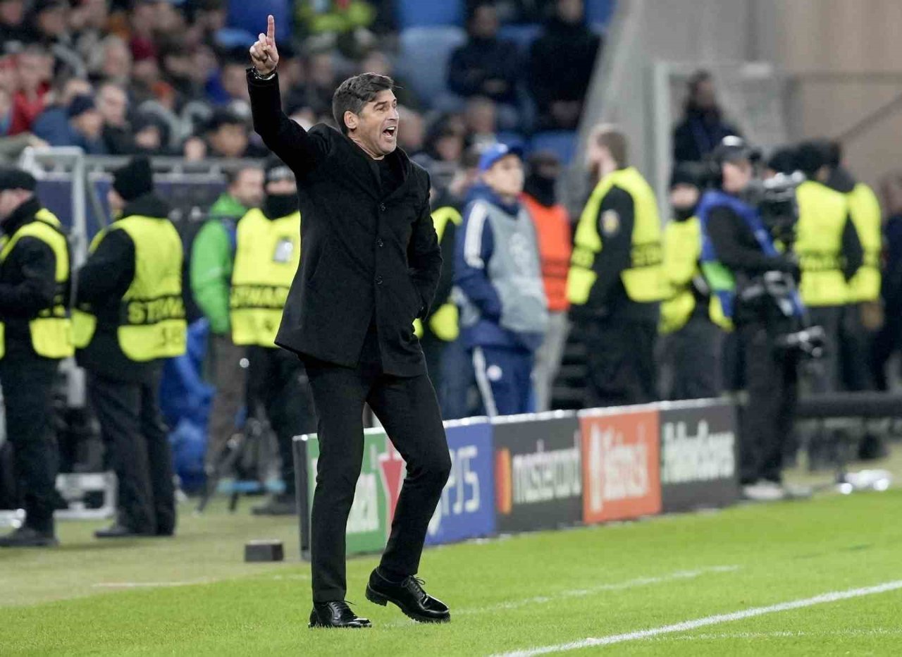 Lyon Teknik Direktörü Paulo Fonseca saha kenarında takımını yönlendirirken görülüyor.